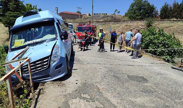 Köprü korkuluklarına çarpan minibüse dere yatağına düşmemesi için halatlı önlem