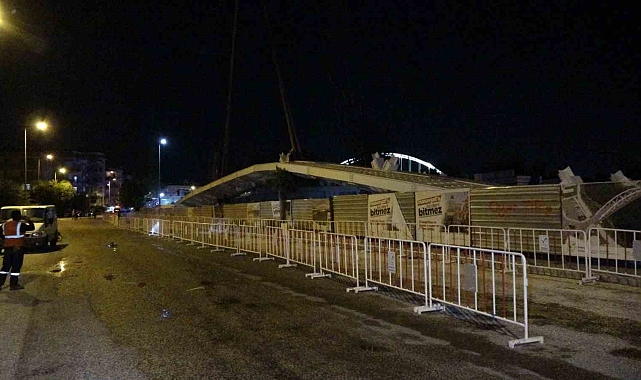 Köprüde yerine yerleştirilmek için kaldırılan köprünün tablası ortadan kırıldı