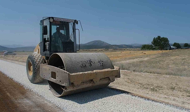 Korkuteli Akyar grup yolu asfaltlanıyor