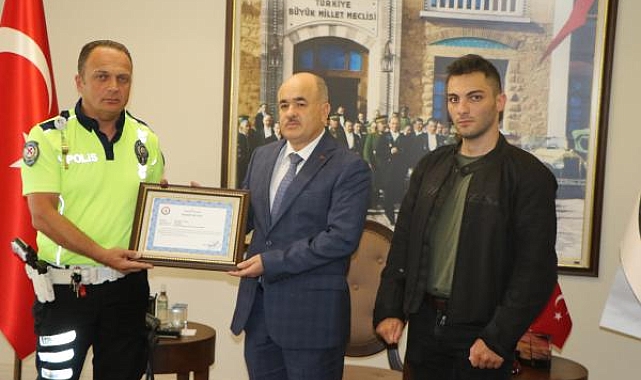 Motosikletliye nasihat veren polis memuruna başarı belgesi