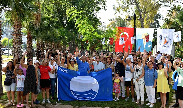 Muratpaşa'nın plajlarının mavi bayrakları teslim edildi
