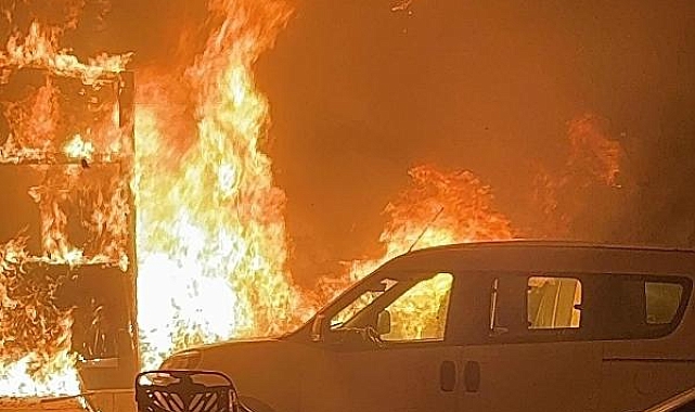 Park halindeki otomobilde çıkan yangın, yandaki 2 araç ile marketin deposuna sıçradı