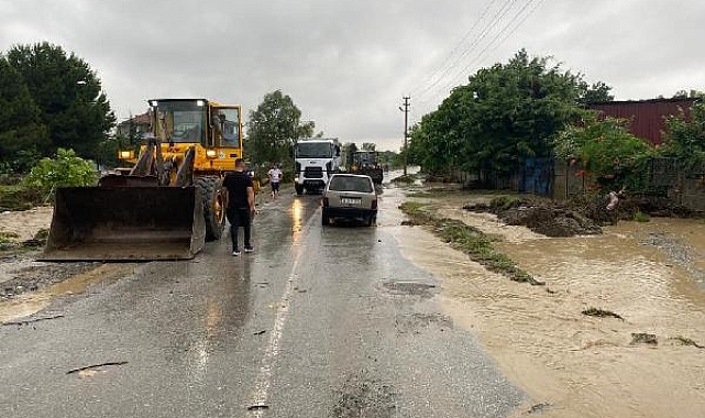 Sakarya&#039;da sağanak; dereler taştı, yollar göle döndü