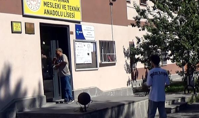 Sınava geç kalanlar için çaba gösterdi; 'Hayatınıza bu kadar ucuz bakmayın' dedi