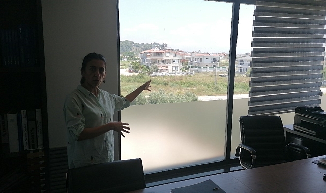 Sokaktaki araçtan açılan ateş iş yerinde paniğe neden oldu