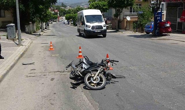 Sürücü belgesi olmayan motosikletli &#039;U&#039; dönüşü yapan otomobile çarptı