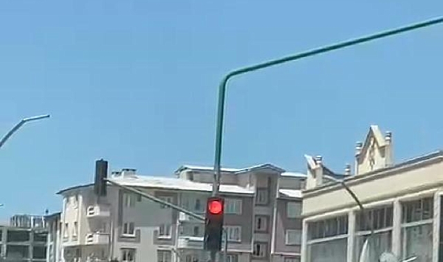 Sürücülerin kırmızı ışıkta &#039;yol verme&#039; kavgası