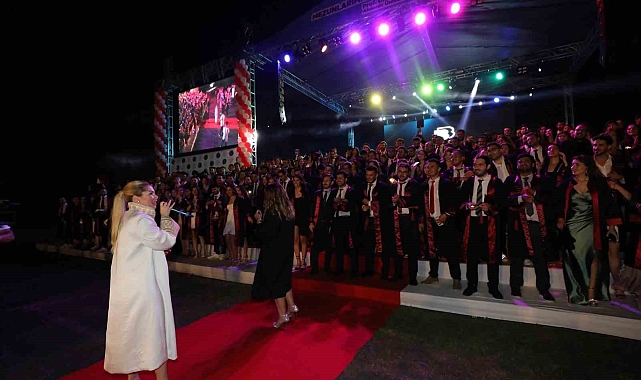 Tıp Fakültesi'nden 278 öğrenci yemin ederek hekim oldu