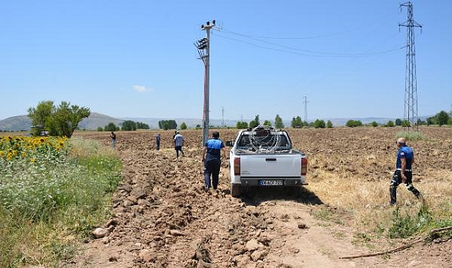 Traktörle tarla sürerken yüksek gerilim hattını koparıp, kaçtı