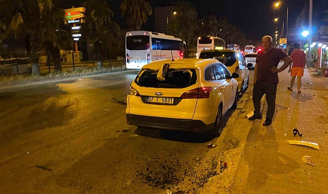 Tur midibüsü park halindeki araçlara çarptı: Rus uyruklu 1 kişi öldü, 1 kişi yaralandı