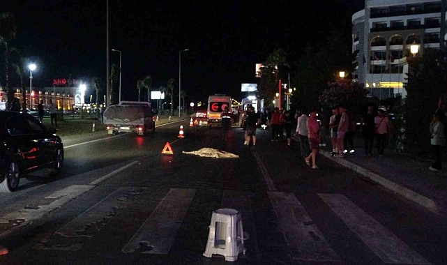 Tur midibüsü yaya geçidindeki turistlerin arasına böyle daldı: 2 ölü