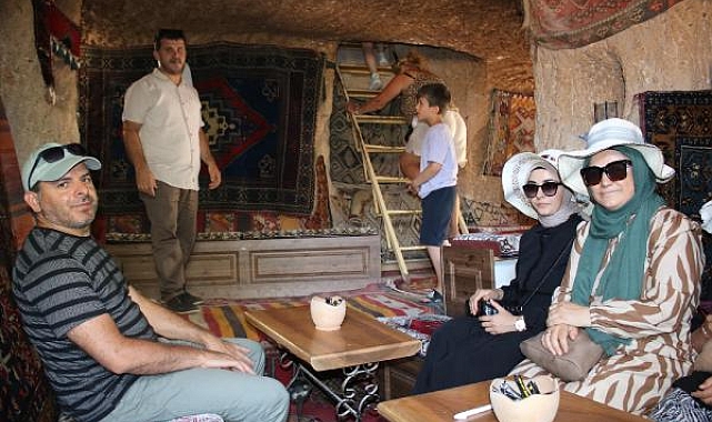 Turistler oyma peribacalarındaki kafelerde serinliyor