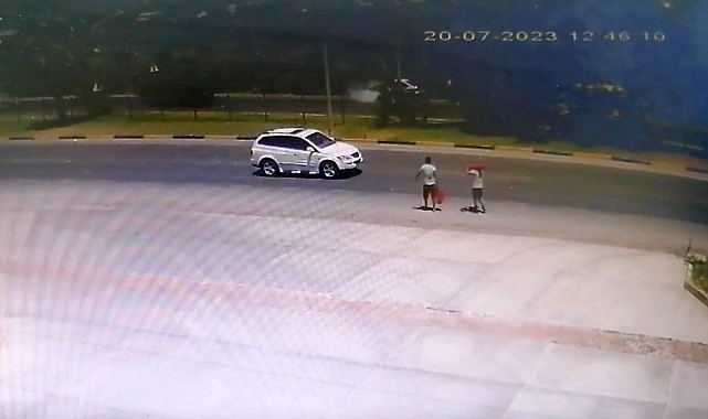 Yanan otomobili görüp harekete geçtiler, omuzlarında yangın tüpleriyle araçların yol vermesini beklediler