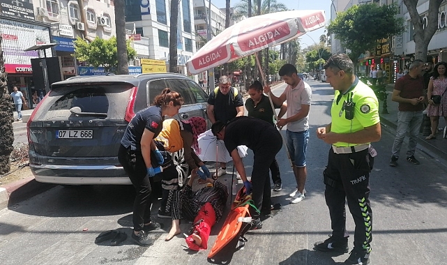 Yaya geçidinde otomobilin çarptığı kadın feryatlarıyla ortalığı inletti