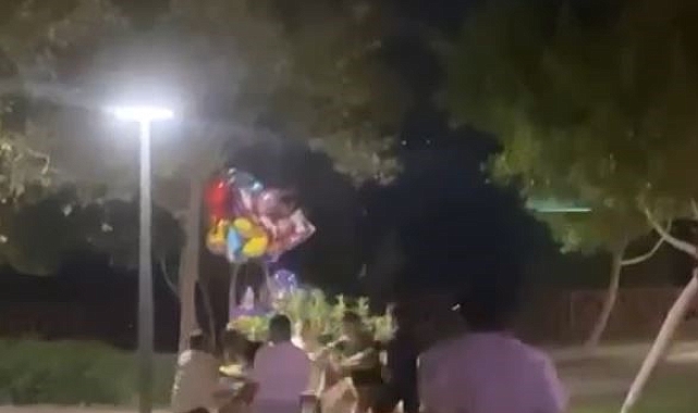 Yerdeki gencin yüzüne topa vurur gibi tekme attı