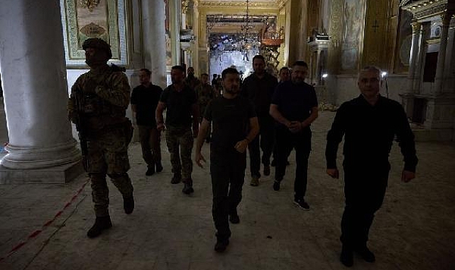 Zelenski, Odesa'da Rus saldırısında hasar gören katedrali ziyaret etti