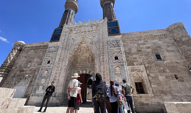 Ziyaretçi yoğunluğu yaşayan Gök Medrese, eğitime de kapılarını açıyor