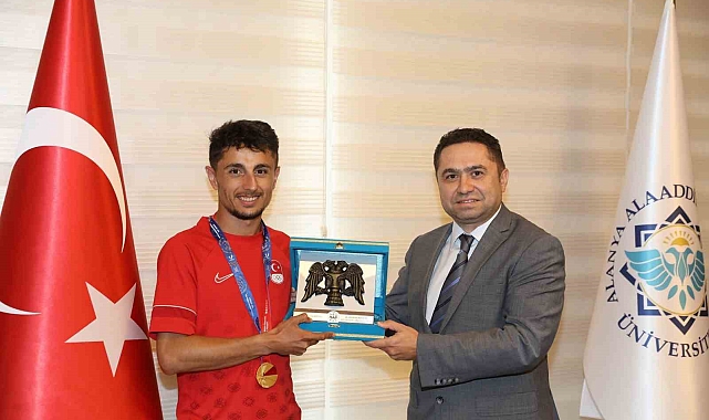ALKÜ'lü şampiyon milli sporcu Korkmaz, Rektör Türkdoğan ile bir araya geldi
