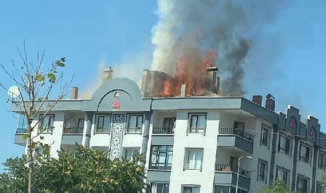 Ankara'da 3 katlı binanın çatısı yandı