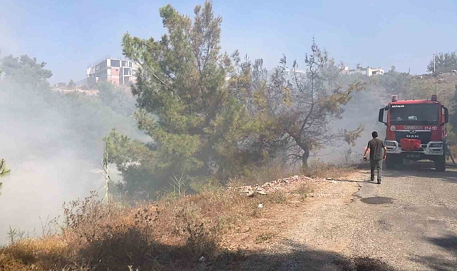 Antalya'da çöp dökülen alandaki yangına helikopterle müdahale edildi