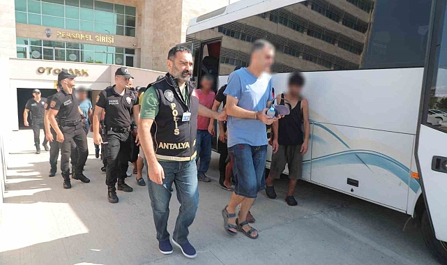 Antalya'da firari şahıslara eş zamanlı operasyon: 35 kişi yakalandı