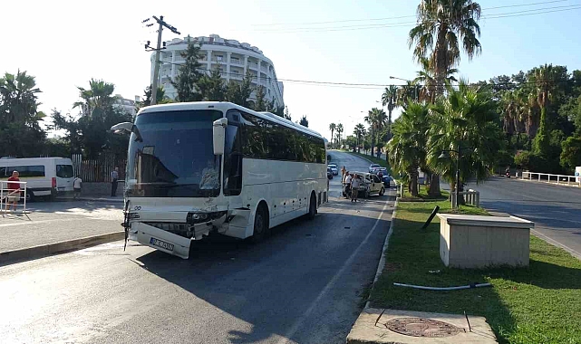 Antalya'da otel servis otobüsü 2 araca çarptı: 6 yaralı