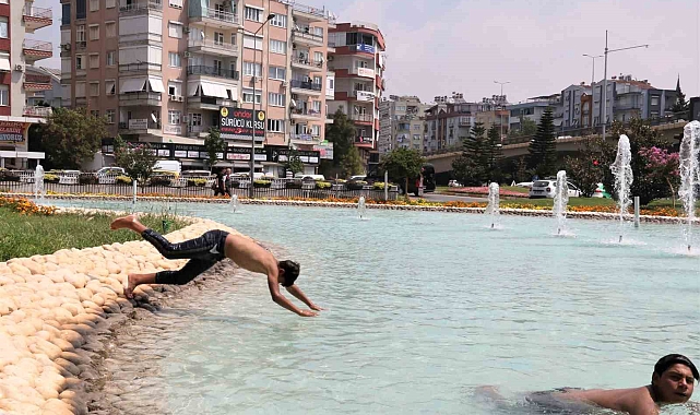 Antalya'da sıcak ve nemli havada bunalan çocuklar soluğu süs havuzunda aldı