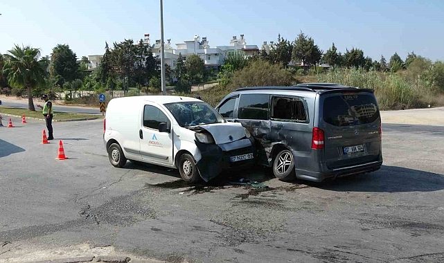 Antalya'da tur minibüsü ile hafif ticari araç çarpıştı: 3 yaralı