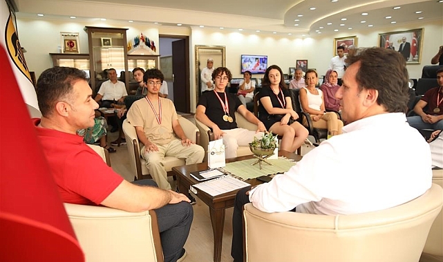 Başkan Yücel'den YKS şampiyonlarına hediye