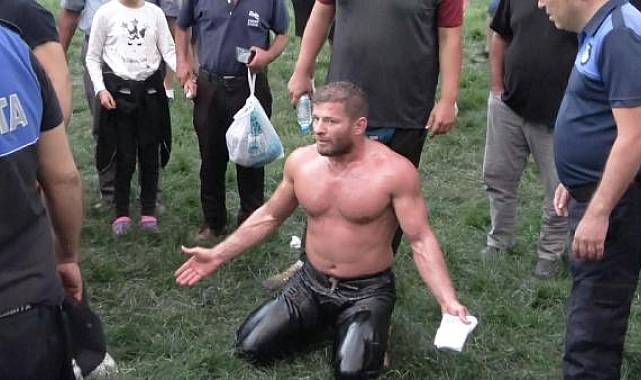 Başpehlivan Balaban, güreş biter bitmez fotoğraf çektirmek isteyen hayranıyla tartıştı