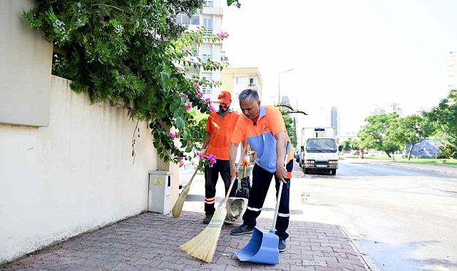 Belediye başkanı üniformayı giyip, süpürge ve faraşı alıp sokakları süpürdü
