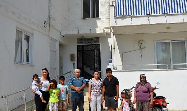 Binanın duvarları çatladı, ev sahipleri 'Ölmek istemiyoruz' diye yardım istedi