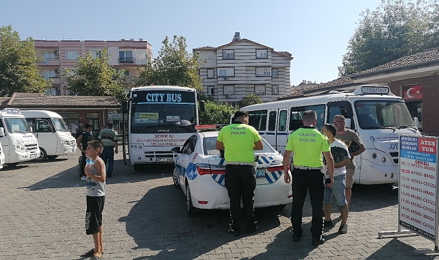 Bir ayağı protez olan engelli adam minibüsün altında kaldı