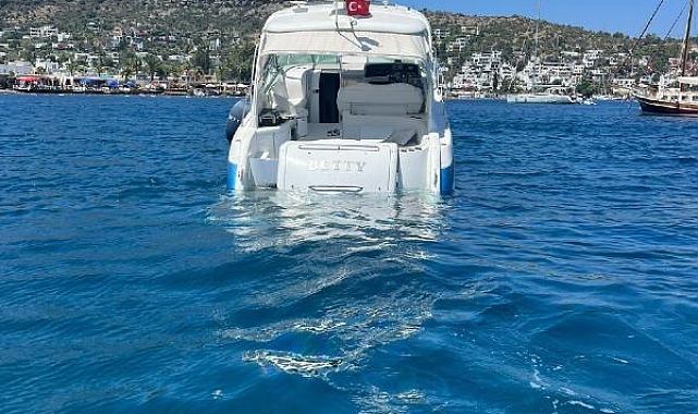 Bodrum'da 11 metrelik motoryat battı