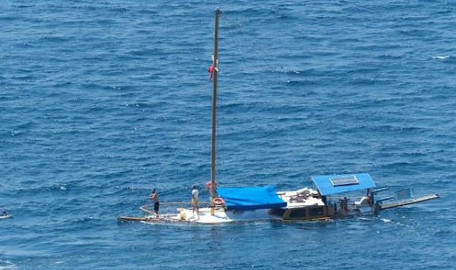 Bodrum'da kayalıklara oturan gulet battı, 3 kişi kurtarıldı