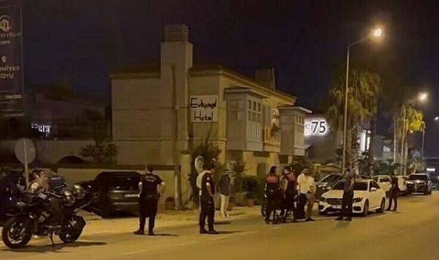 Çeşme'de gece kulübünde silahlı kavga kamerada; 1 ölü, 6 yaralı