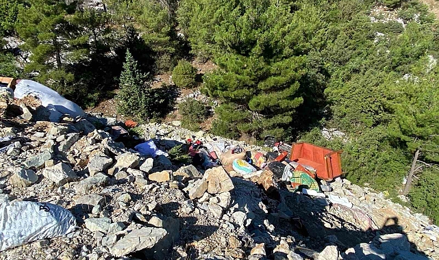 Deprem sarstı, kaza yıktı: "Kıyafetimiz bile kalmadı"