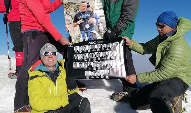 Depremde kaybedilen rehberler fotoğraflarıyla Ağrı Dağı zirvesinde
