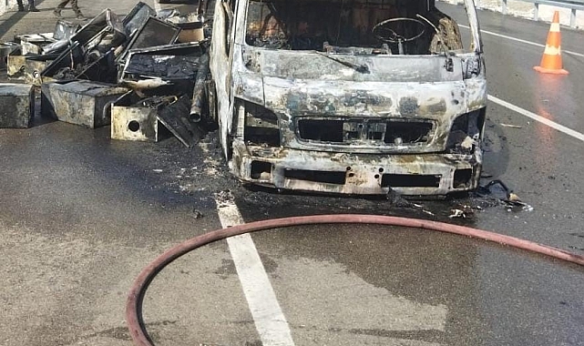 Doğal gaz kombi yüklü kamyon küle döndü