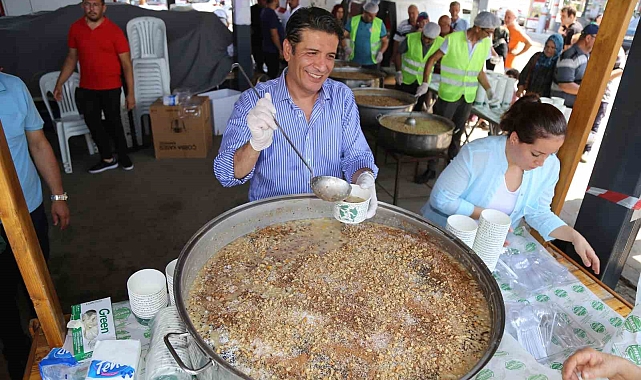 Döşmealtı Belediyesi'nden 6 bin kişilik aşure ikramı