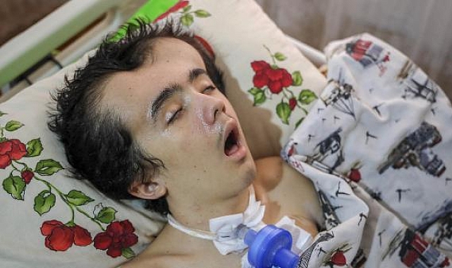 Düştüğü akarsuda beyni hasar görünce yatağa bağımlı hale geldi