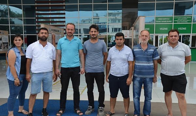 Duvarlarında çatlaklar oluşan binada oturanlar, belediyeden yardım istedi