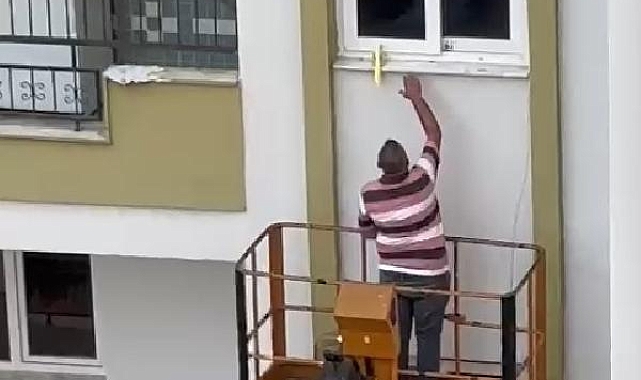 Evden kaçan papağan, 3'üncü kat penceresinden vinçle alındı