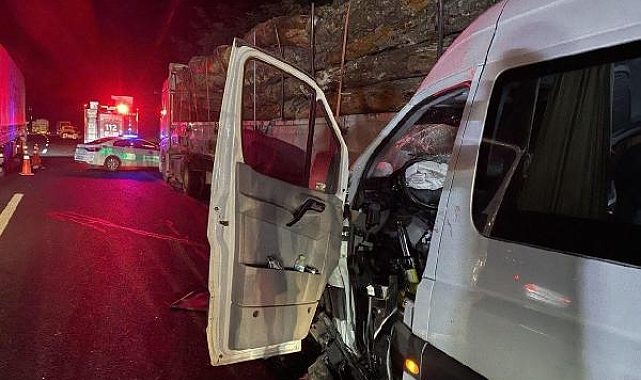 Feci kaza ! Minibüs, TIR'a çarptı: 1 ölü, 20 yaralı
