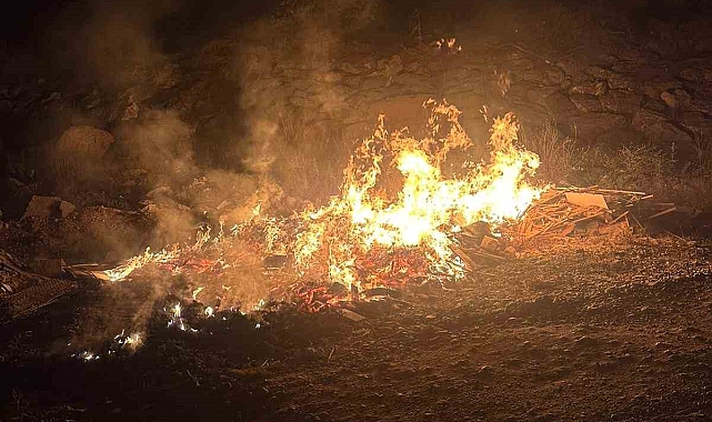 Gazipaşa'da çay kenarına bırakılan atıklar alev aldı