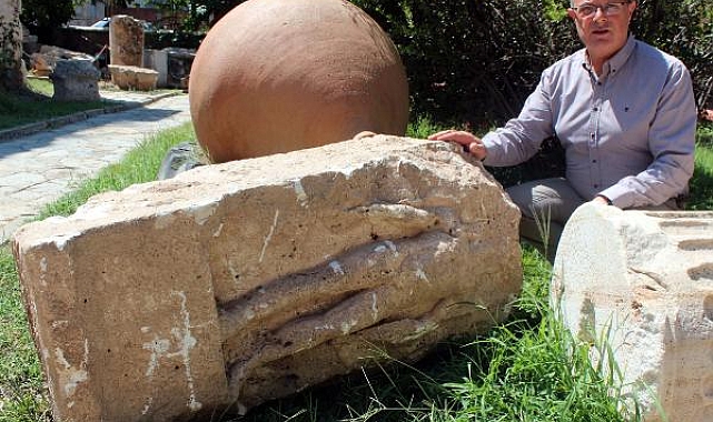 Güneş tanrısı 'Helios'a ait olduğu değerlendirilen başı olmayan kabartma bulundu