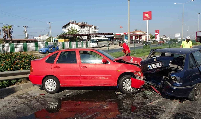 Hızını alamadı kırmızı ışıkta bekleyen araçlara daldı: 2 yaralı