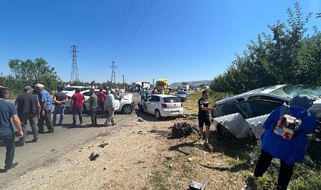 Isparta'da 4 aracın karıştığı zincirleme kaza: 2'si çocuk 9 yaralı