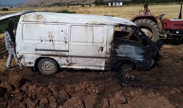 Kamyonet takla atıp alev aldı, sürücü vatandaşlar tarafından son anda kurtarıldı
