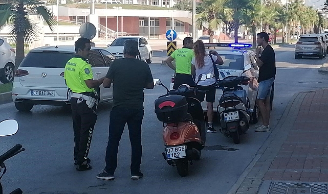 Kasksız motosiklet sürücüleri ceza kesilince kasklarını takıp gittiler